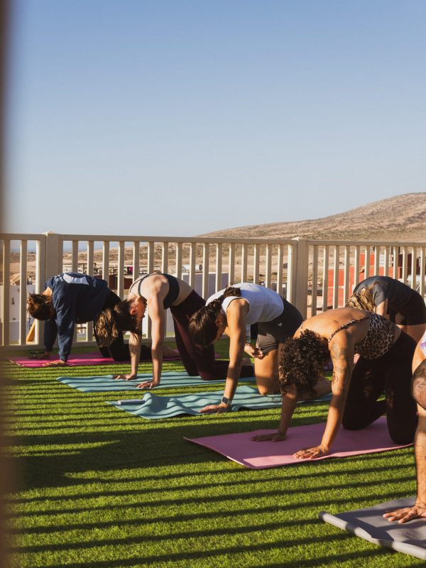 retiros de yoga y surf nira2